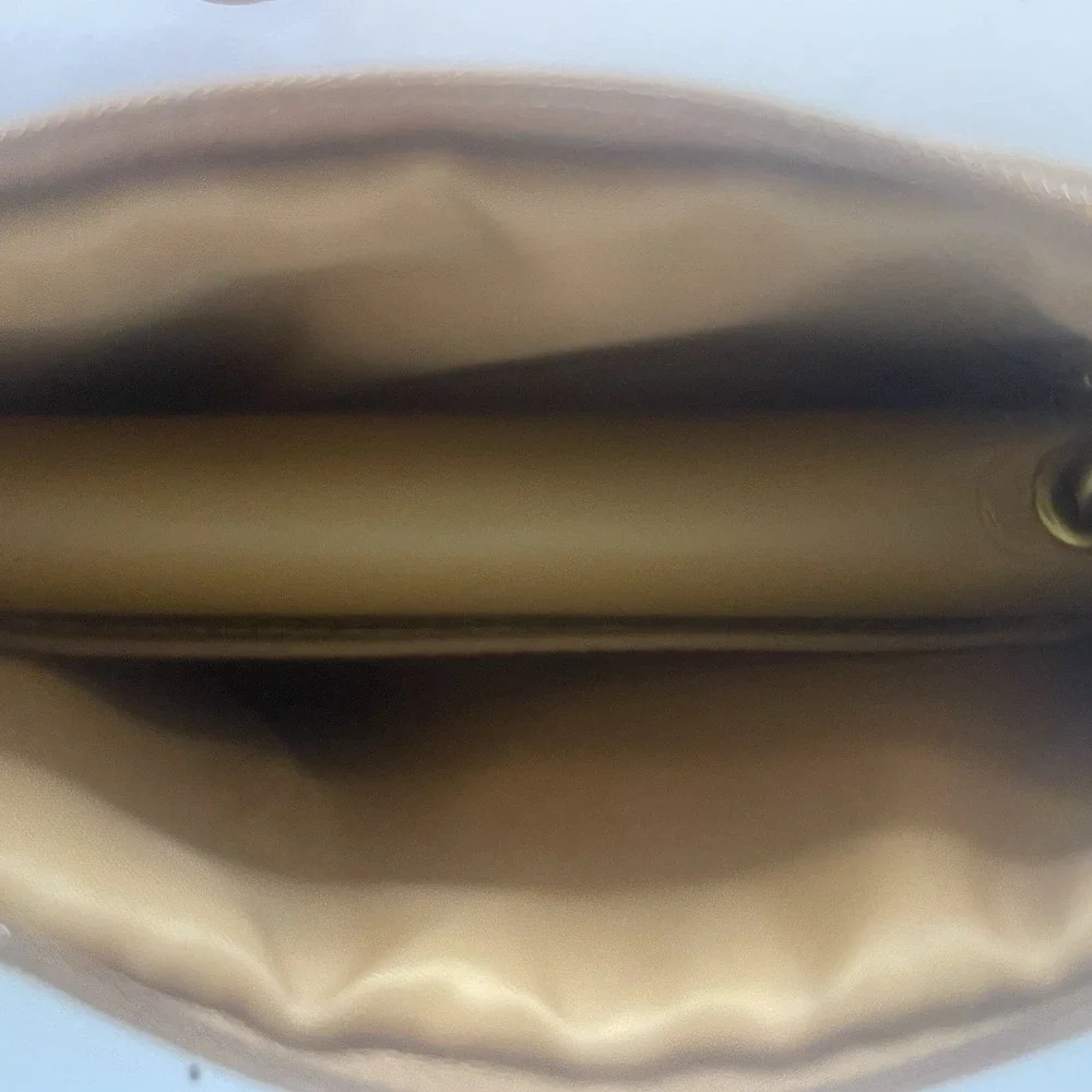 The Unbranded Brand unique hand